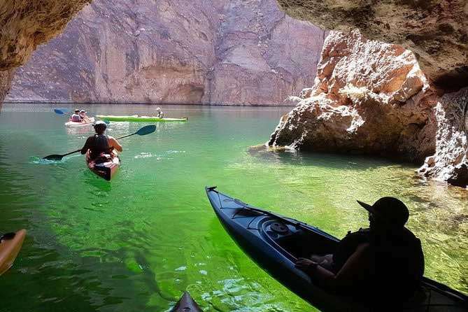 Excursión en kayak por Cueva Esmeralda