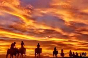 Paseo a caballo al atardecer con cena incluida