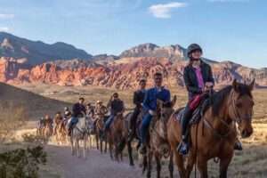 Paseo a caballo hasta el anochecer en el cañón Red Rock