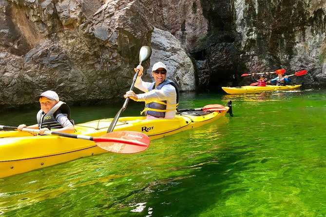 Tour en kayak por la cueva Esmeralda con transporte opcional a Las Vegas