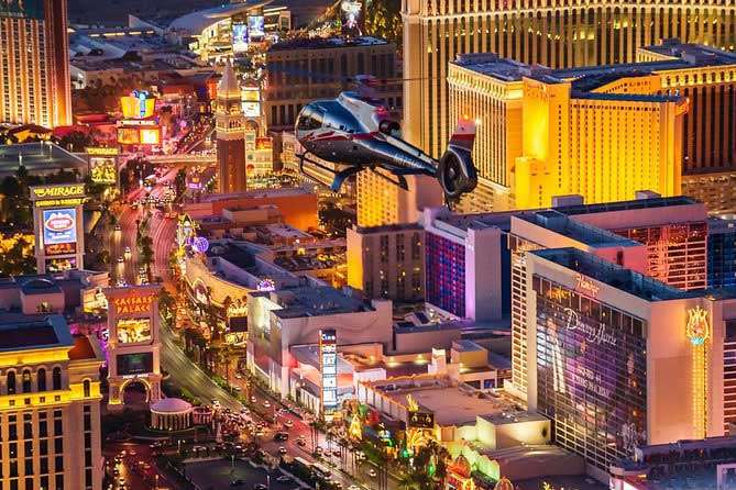 Vuelo en helicóptero por la noche sobre el Strip de Las Vegas