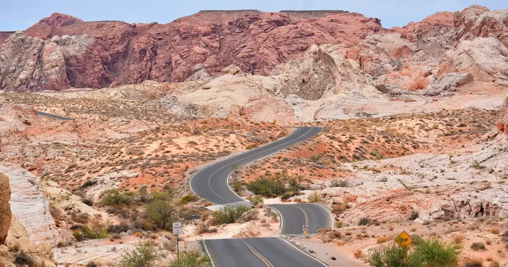 Carretera sinuosa entre rocas rojizas del Parque Estatal Valle de Fuego, Nevada