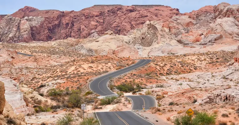Carretera sinuosa entre rocas rojizas del Parque Estatal Valle de Fuego, Nevada