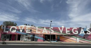 Mural colorido en un edificio del 18b Arts District de Las Vegas, fotografiado en 2025; no muestra el First Friday de octubre de 2026.