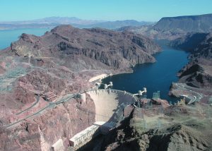 Vista aérea de archivo de la presa Hoover y el lago Mead, fotografiada en 2000