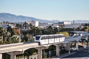 Tren del monorriel de Las Vegas en la vía elevada cerca de la estación Westgate