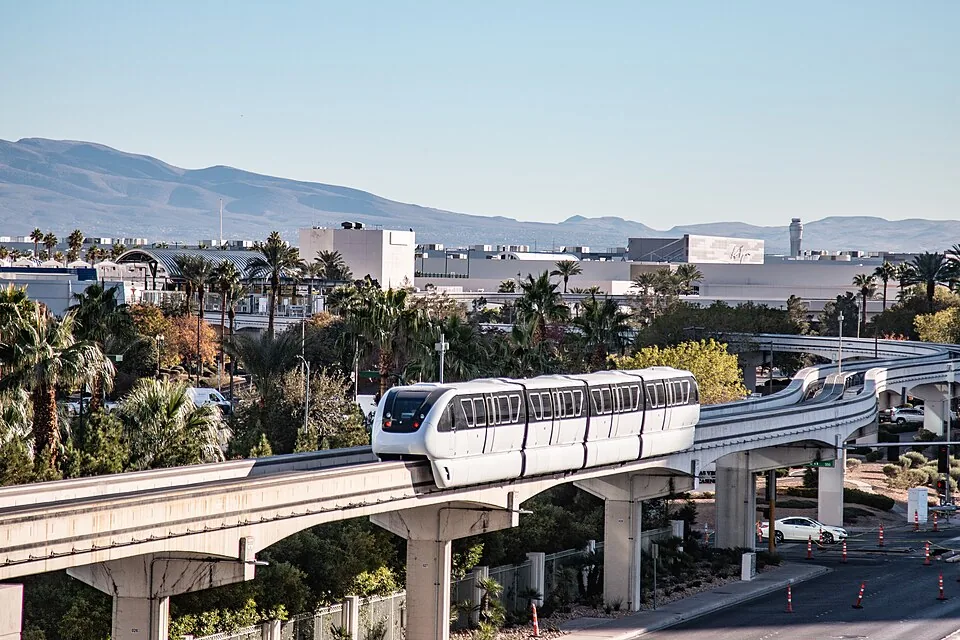 Tren del monorriel de Las Vegas en la vía elevada cerca de la estación Westgate