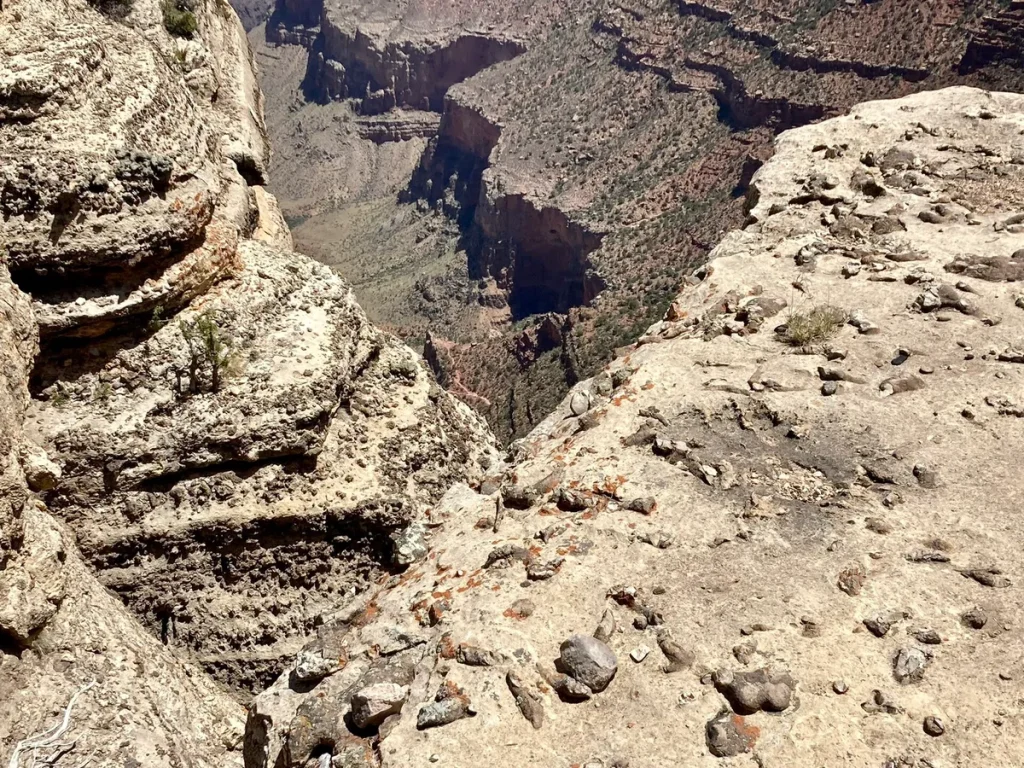 Detalle de las paredes rocosas y la profundidad del Gran Cañón visto desde el South Rim, Arizona.