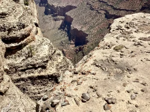 Detalle de las paredes rocosas y la profundidad del Gran Cañón visto desde el South Rim, Arizona.